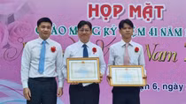 Khen thưởng Trường THCS Nguyễn Văn Luông vận động tặng thẻ BHYT cho học sinh có hoàn cảnh khó khăn