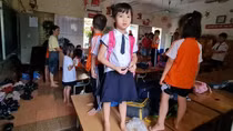 Nhiều trường học tại Hà Nội cho học sinh nghỉ học vì ngập nước