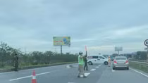 Người đàn ông có biểu hiện kỳ quặc rồi lao vào đầu xe trên cao tốc