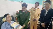 Thăm hỏi, động viên CBCS bị thương khi làm nhiệm vụ