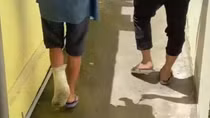 Chân bó bột vẫn nhảy lò cò vào nhà dân ăn trộm