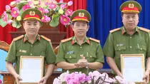 Khen thưởng các tập thể có thành tích xuất sắc trong đấu tranh tội phạm