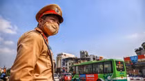 CSGT da đen sạm, mồ hôi đẫm áo, làm nhiệm vụ giữa nắng đổ lửa
