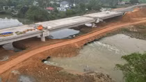 Dự án kè sông Yên nguy cơ chậm tiến độ vì dòng chảy bị bóp nghẹt