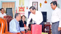 Phó Thủ tướng Lê Minh Khái chúc Tết gia đình chính sách, công nhân, người lao động tại Cà Mau