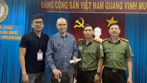 Công an cửa khẩu Tân Sơn Nhất trao tài sản cho hành khách nước ngoài