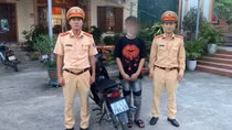 Đầu trần biểu diễn "bốc đầu" xe máy trên quốc lộ