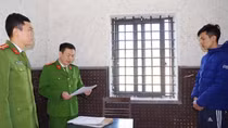 Khởi tố lái xe ô tô đâm vào CSGT đang làm nhiệm vụ