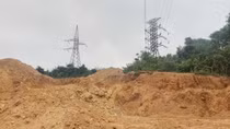 Ngang nhiên khai thác đất sát trụ điện cao thế