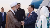 Chủ tịch Quốc hội đến thủ đô Tehran, bắt đầu thăm chính thức Iran