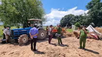 Một người tử vong khi đang sửa rơmóc máy cày