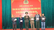 Bộ Công an tặng quà trường học, gia đình chính sách ở Bắc Giang