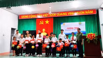 Công an trao quà “Nâng bước em đến trường” ở TP Cam Ranh