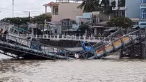 Cầu tạm ở Trà Vinh đang thử tải trọng thì bị sập