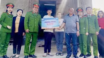 Phụ nữ Công an tỉnh Quảng Bình với chương trình "Mẹ đỡ đầu"
