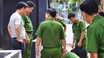 Người đàn ông tử vong với nhiều vết thương bên cạnh chiếc mỏ lết