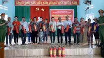 Tăng cường năng lực phòng cháy, chữa cháy ở cơ sở, tặng bình chữa cháy cho đồng bào Cơ Tu