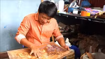 Khắc họa quê hương bằng tranh vỏ tràm