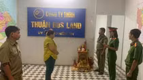 Khởi tố, bắt tạm giam đối tượng làm giả sổ đỏ