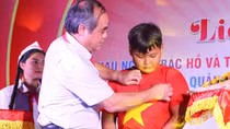 Trao huy hiệu "Tuổi trẻ dũng cảm" tặng nam sinh lớp 6 cứu 2 người đuối nước