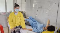 Bé gái 15 tuổi bị mẹ bạn hành hung phải nhập viện