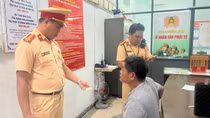 Tài xế phóng tốc độ cao, chống đối CSGT vì xe quá hạn lưu hành