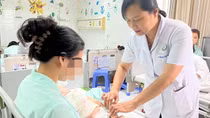 Bé gái 5 tháng tuổi bị thoát vị bẹn phải cắt bỏ 1 bên buồng trứng
