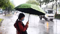 Miền Bắc nhiệt độ 'nhích' nhẹ, trời mưa rét; Nam Bộ nắng cả ngày