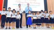 Trao 150 suất học bổng tặng học sinh vượt khó tại Hậu Giang