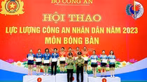 Trao giải cho các vận động viên đạt giải tại Hội thao lực lượng CAND năm 2023