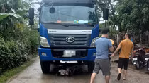 Trên đường đi học, 2 học sinh tử vong sau khi va chạm với xe tải