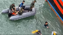 Đi bộ cùng con gái, người cha bất ngờ nhảy cầu mất tích