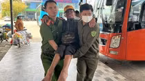Hỏng xe lăn, người đàn ông tàn tật được Công an giúp di chuyển xe khách Bắc - Nam