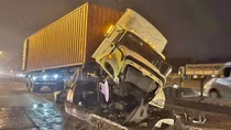 Xe đầu kéo tông vào ụ bê tông trạm thu phí cao tốc