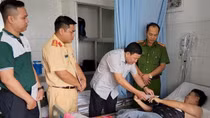 Thăm hỏi, hỗ trợ đại úy Công an bị đứt lìa 2 chân khi truy bắt cát tặc