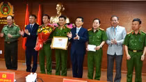Khen thưởng CBCS lập thành tích xuất sắc dịp lễ 30/4