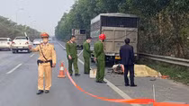 Va chạm với ô tô trên Đại lộ Thăng Long, tài xế xe máy tử vong