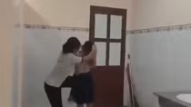 Nữ sinh ở TP Hồ Chí Minh bị bạn đánh trong nhà vệ sinh