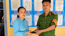 Nhặt được chiếc ví có tiền vàng, đem nộp Công an xã trả người đánh rơi