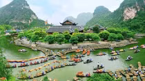 Du khách xếp hàng tham quan các điểm du lịch tại Ninh Bình dịp nghỉ lễ 2/9
