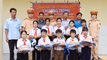 Mang Trung thu đến với học sinh nghèo vùng ven