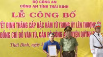 Trao quyết định truy thăng cấp bậc hàm cho cán bộ Công an thị trấn hy sinh
