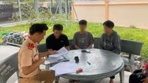 Lái xe mô tô bằng chân, bị phạt 9 triệu đồng