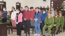 Nói lời sau cùng, nhiều bị cáo rơi lệ “vì nhận thức nhất thời không vượt qua cám dỗ đồng tiền”