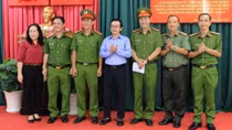 Khen thưởng đột xuất cho các thành viên phá nhanh vụ cướp tài sản