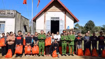 Những món quà đầu Xuân nghĩa tình với đồng bào