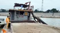 Tóm gọn 3 cát tặc "rút ruột" sông Hồng lúc rạng sáng