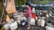 Đột nhập bãi tập kết, sang chiết dầu nhớt "chui" giữa khu dân cư