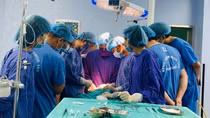 Suýt bị mù vì tiêm filler "trẻ hoá đôi mắt"