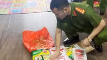Đôi vợ chồng sang chiết, đóng gói mì chính, hạt nêm “hàng hiệu”
